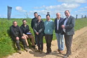 Des personnes au bord d'un talus