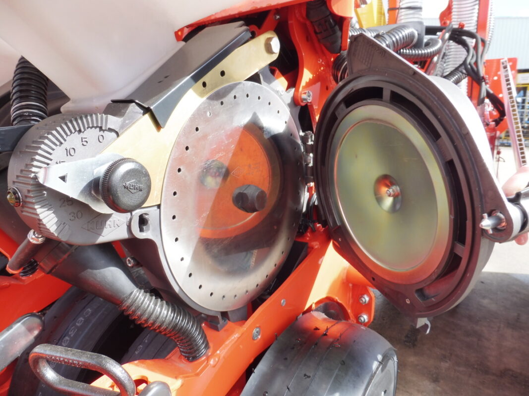 Gros plan sur la distribution d'un semoir monograine fonctionnant en dépression