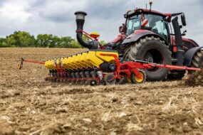Un semoir Tempo de la marque Väderstad enrichit de nouveaux réglages en cabine et d’automatismes, attelé à un tracteur dans un champ