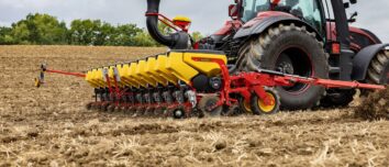 Un semoir Tempo de la marque Väderstad enrichit de nouveaux réglages en cabine et d’automatismes, attelé à un tracteur dans un champ