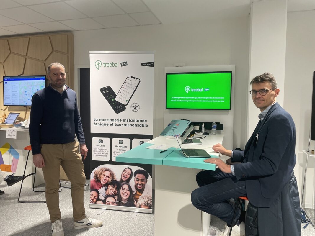 Deux hommes dans un bureau