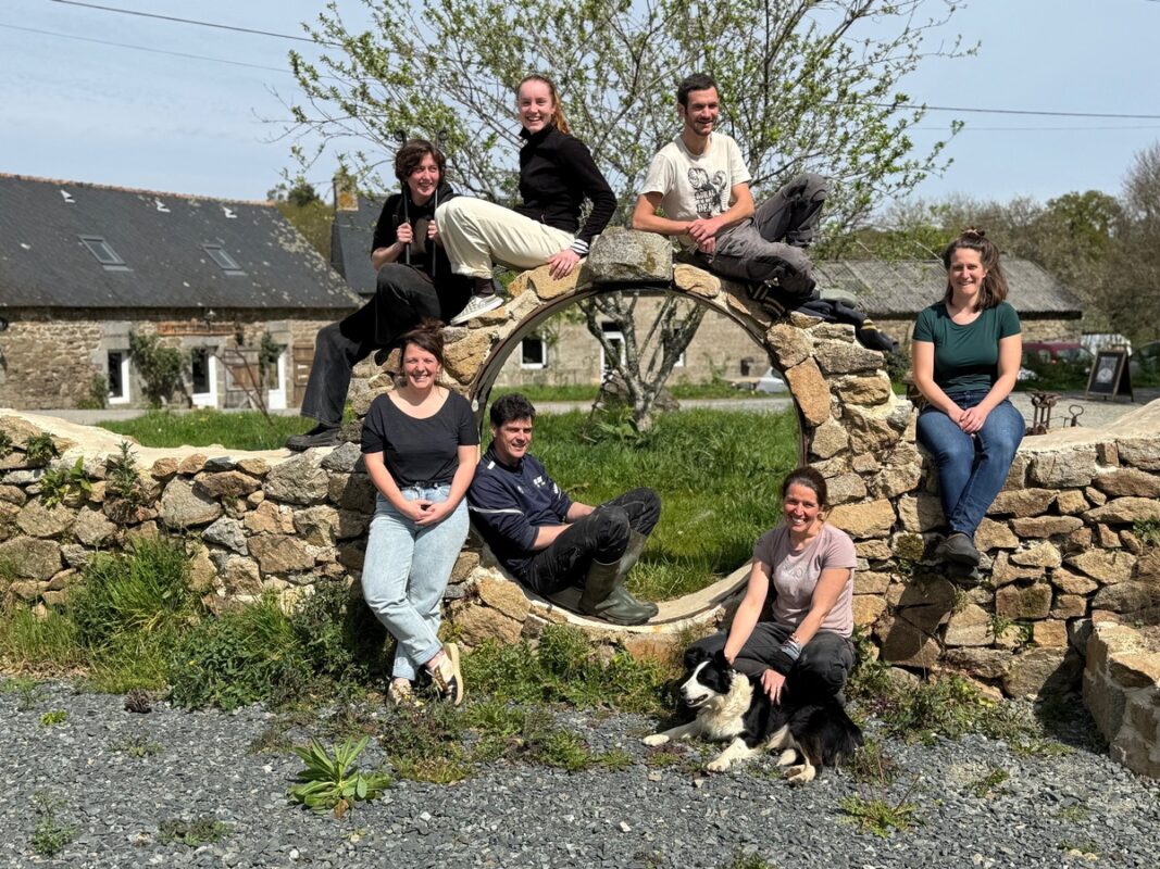 Les éleveurs Marion et Benjamin Henry, Sophie Linay et Maxime Biton, la forgeronne Clara Sobieski et les stagiaires Montène Saussac et Marguerite Cogné.