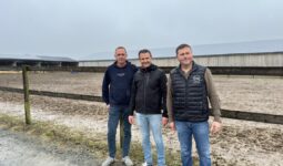 3 hommes devant un parc dans une exploitation agricole