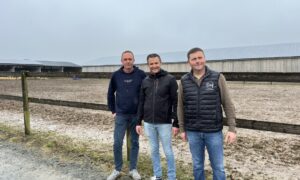 3 hommes devant un parc dans une exploitation agricole