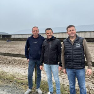 3 hommes devant un parc dans une exploitation agricole