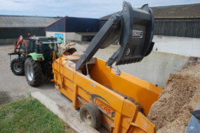 Un chantier de désilage dans une exoploitation agricole