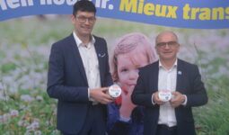 Deux personnes posent pour une photo avec des produits laitiers dans les mains