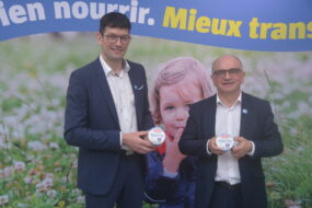 Deux personnes posent pour une photo avec des produits laitiers dans les mains