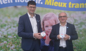 Deux personnes posent pour une photo avec des produits laitiers dans les mains