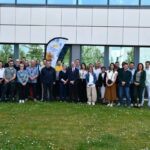 des personnes avec un drapeau devant un bâtiment