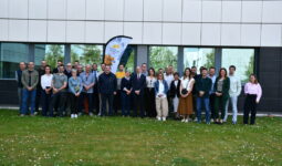 des personnes avec un drapeau devant un bâtiment