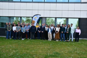 des personnes avec un drapeau devant un bâtiment