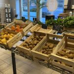 Un étal de légumes dans un magasin de producteurs