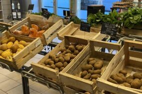 Un étal de légumes dans un magasin de producteurs
