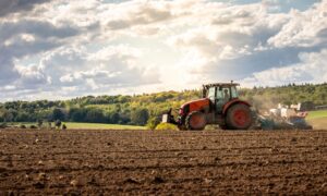 Un tracteur en train de labourer dans un champ au printemps