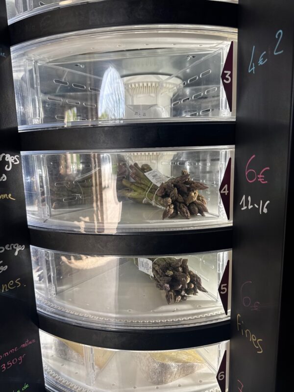 Certains casiers sont équipés de plateaux rotatifs réfrigérés pour proposer des produits frais comme les asperges, les yaourts ou les fromages