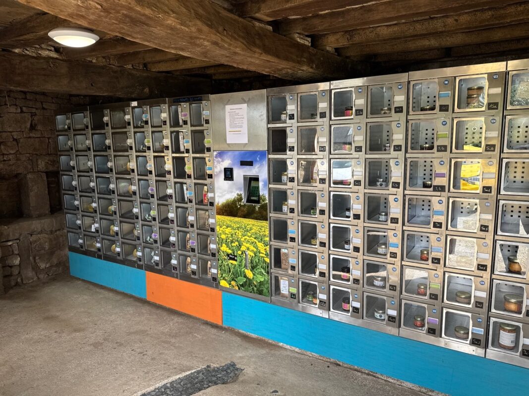 Aperçu des casiers dans l'ancienne étable réaménagée