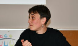 une femme de profil lors d'une réunion