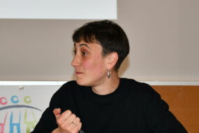 une femme de profil lors d'une réunion