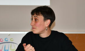 une femme de profil lors d'une réunion