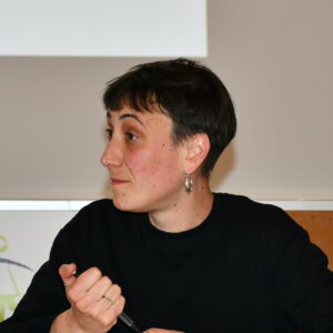 une femme de profil lors d'une réunion