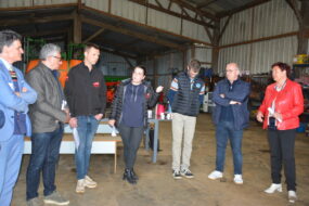 Un groupe de personnes dans un hangar agricole