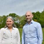 une homme et une femme dans un parc