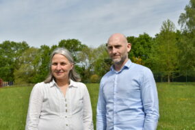 une homme et une femme dans un parc