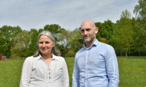 une homme et une femme dans un parc