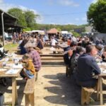 Des personnes déjeunent attablées