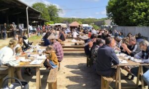 Des personnes déjeunent attablées