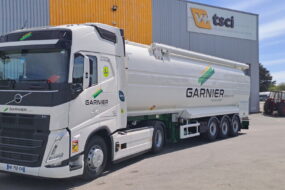 Un camion sur le parking d'une entreprise de transport