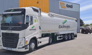 Un camion sur le parking d'une entreprise de transport