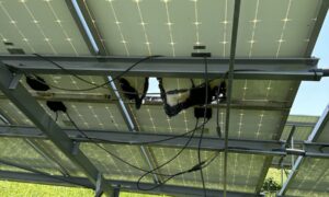 Vue de dessous d'un panneau photovoltaïque