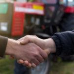 poignée de main devant tracteur