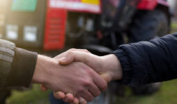 poignée de main devant tracteur