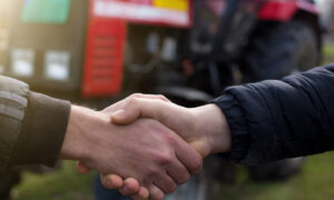 poignée de main devant tracteur