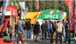 des visiteurs dans les allées extérieures d'un salon agricole