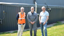 Trois hommes sur une pelouse