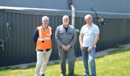 Trois hommes sur une pelouse