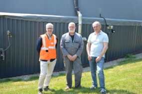 Trois hommes sur une pelouse