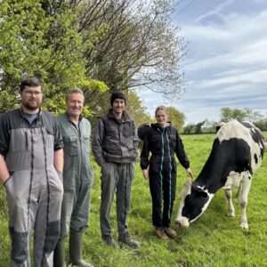 Des agriculteurs avec une vache