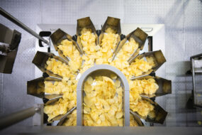 Vue du dessus d'une chaîne de production de chips