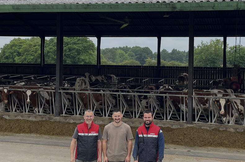 Trois hommes devant la table d'alimentation d'un bâtiment pour vaches slaitières - Illustration Le besoin de ventiler un bâtiment déjà ouvert