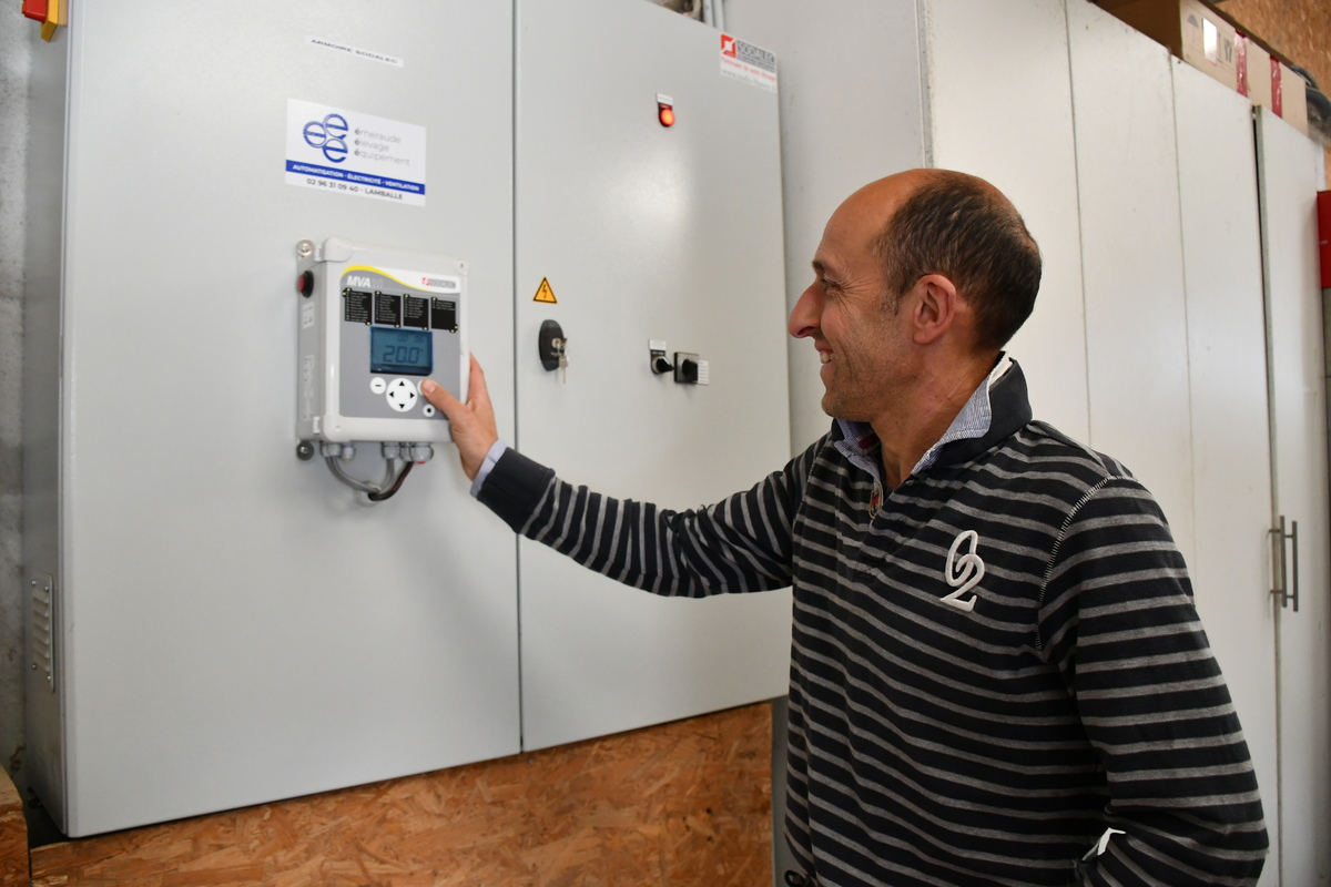 Un homme commande sur un boîtier
