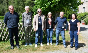 Des hommes et femmes dans un jardin