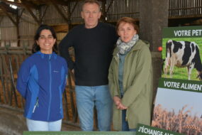 Trois personnes dans un hangar agricole