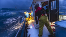 marin pêcheur sur un bateau de nuit