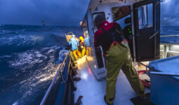 marin pêcheur sur un bateau de nuit