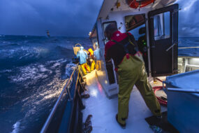 marin pêcheur sur un bateau de nuit